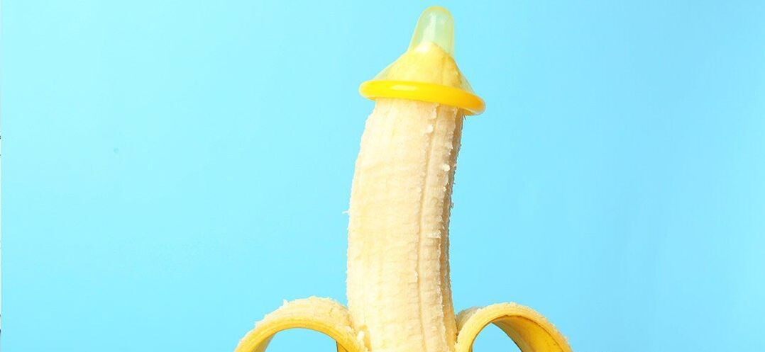 plátano nun preservativo como unha imitación do aumento do pene sen cirurxía