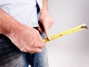 un home mide un pene antes de aumentar con refresco